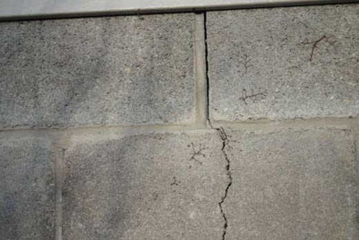 Fissure dans un mur de ciment  à Griffintown - TBL Construction