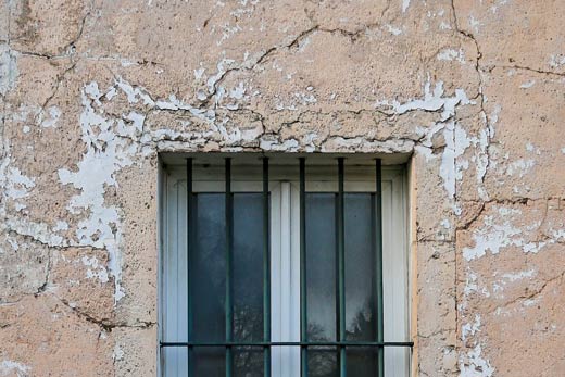 Fissures près d'une fenêtre à Ville-Émard - TBL Construction