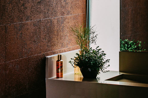 Une salle de bains avec une texture intéressante dans le Mile-Ex - TBL Construction