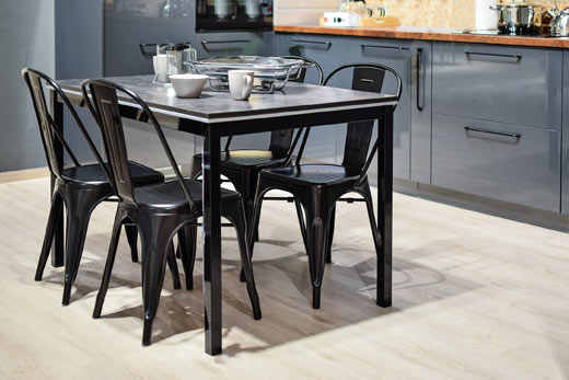 Table moderne dans une cuisine à Saint-Léonard - TBL Construction